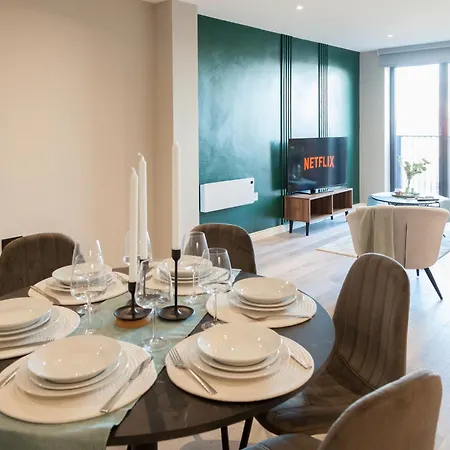 3 Bed Flats Near Station & Centre - Sleeps 6 Λιντς