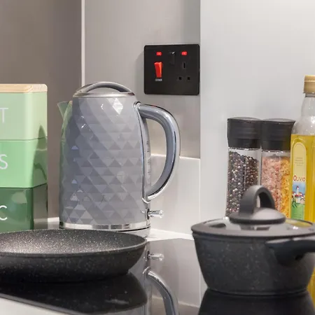 3 Bed Flats Near Station & Centre - Sleeps 6