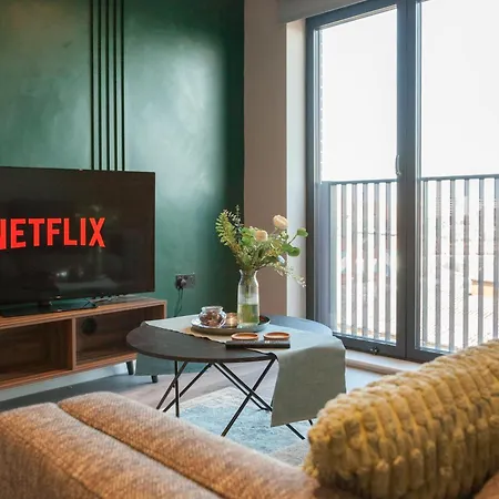 3 Bed Flats Near Station & Centre - Sleeps 6 *