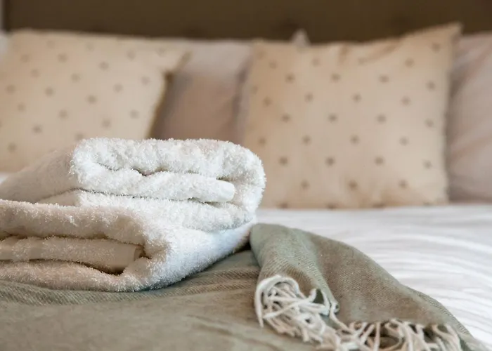 Апартаменти 3 Bed Flats Near Station & Centre - Sleeps 6 *