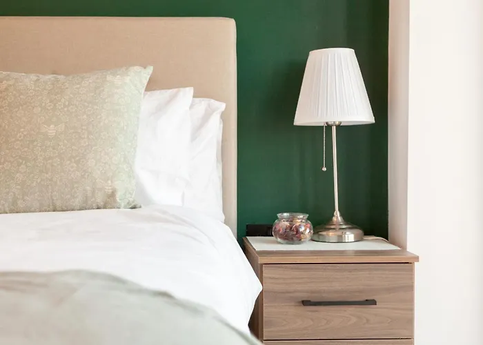 3 Bed Flats Near Station & Centre - Sleeps 6 Апартаменти Лідс