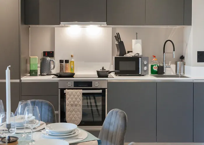 3 Bed Flats Near Station & Centre - Sleeps 6 *