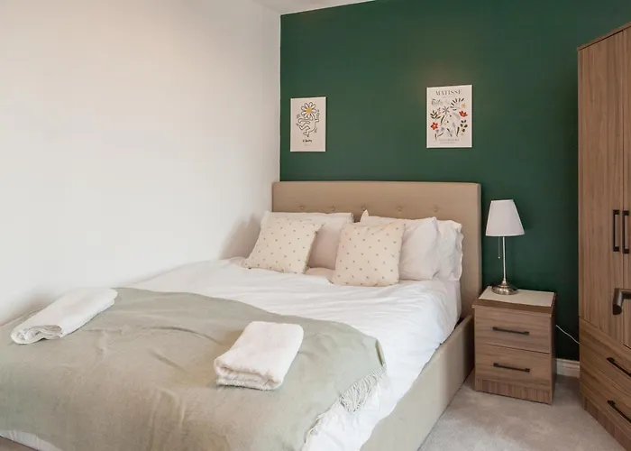 Апартаменти 3 Bed Flats Near Station & Centre - Sleeps 6 *