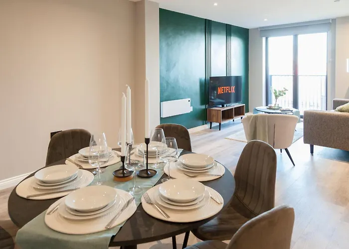 3 Bed Flats Near Station & Centre - Sleeps 6 Лідс