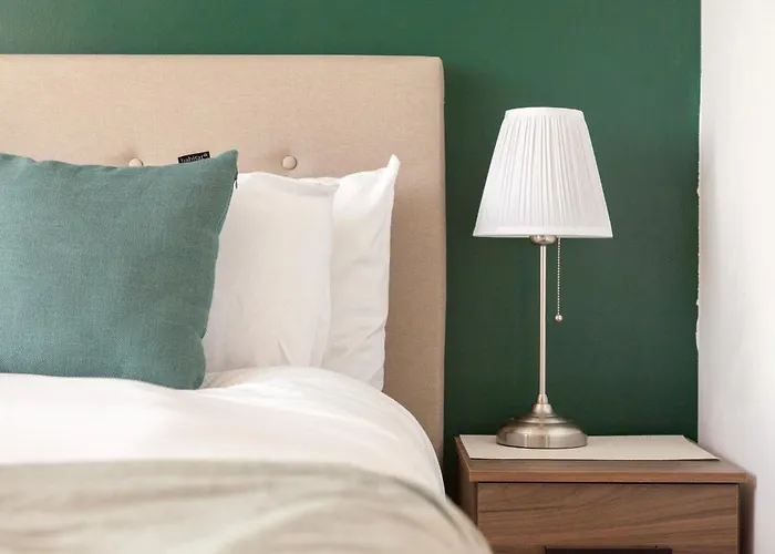 Апартаменти 3 Bed Flats Near Station & Centre - Sleeps 6 *