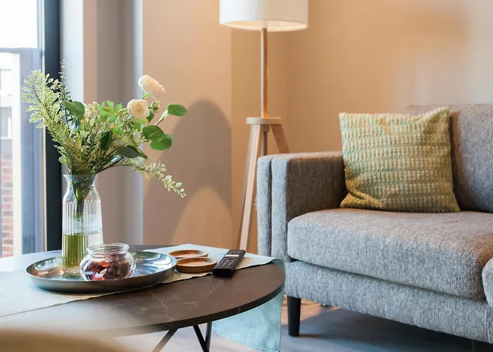 Апартаменти 3 Bed Flats Near Station & Centre - Sleeps 6