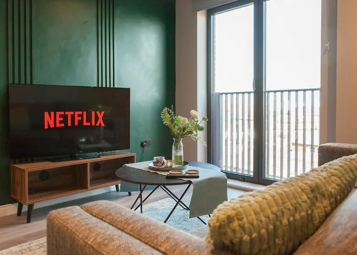 3 Bed Flats Near Station & Centre - Sleeps 6 *