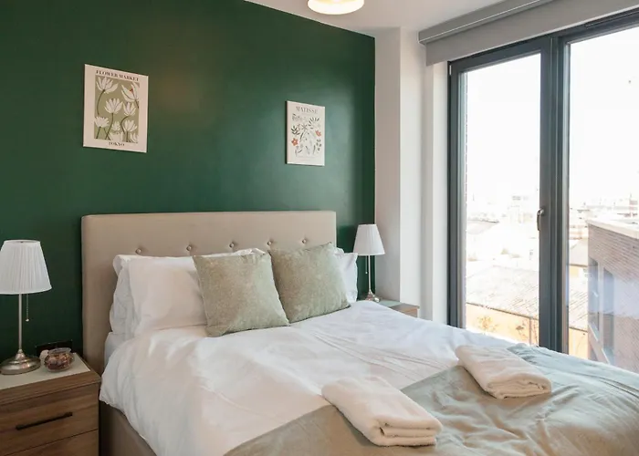 3 Bed Flats Near Station & Centre - Sleeps 6 Лідс