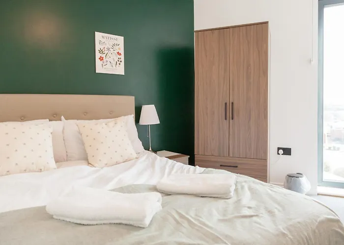 3 Bed Flats Near Station & Centre - Sleeps 6 Апартаменти *