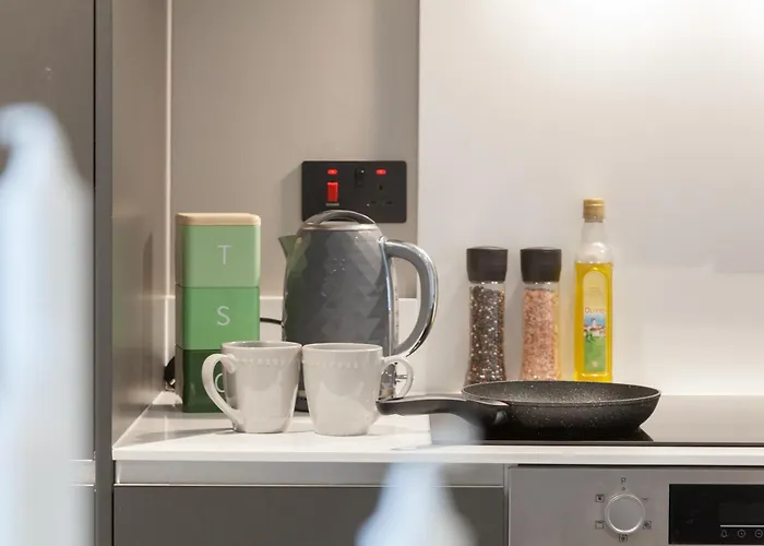 3 Bed Flats Near Station & Centre - Sleeps 6 *