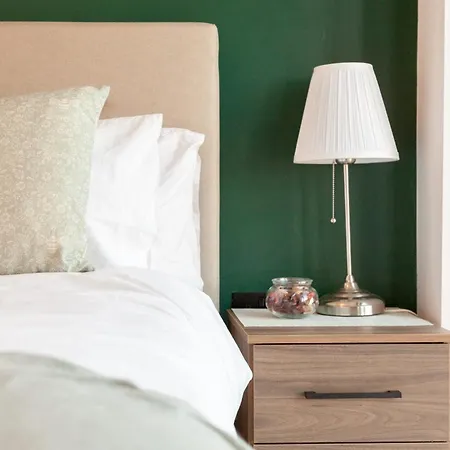 3 Bed Flats Near Station & Centre - Sleeps 6 아파트 리즈