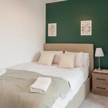Apartment 3 Bed Flats Near Station & Centre - Sleeps 6 *