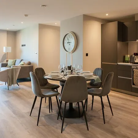 3 Bed Flats Near Station & Centre - Sleeps 6 Apartment