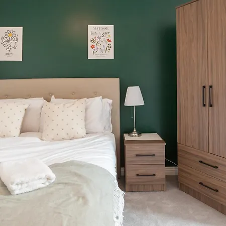 Apartment 3 Bed Flats Near Station & Centre - Sleeps 6 *