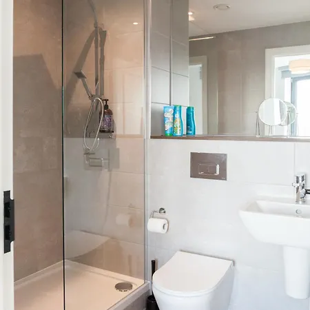 3 Bed Flats Near Station & Centre - Sleeps 6 아파트 리즈