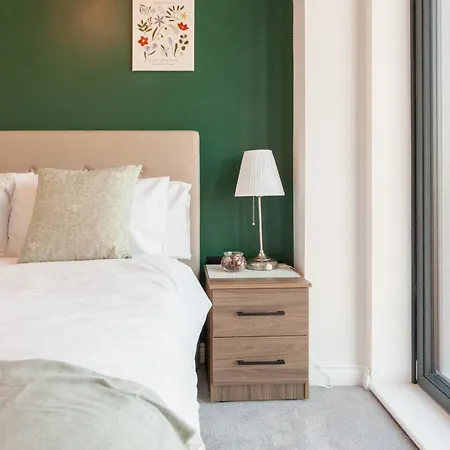 Apartment 3 Bed Flats Near Station & Centre - Sleeps 6 *
