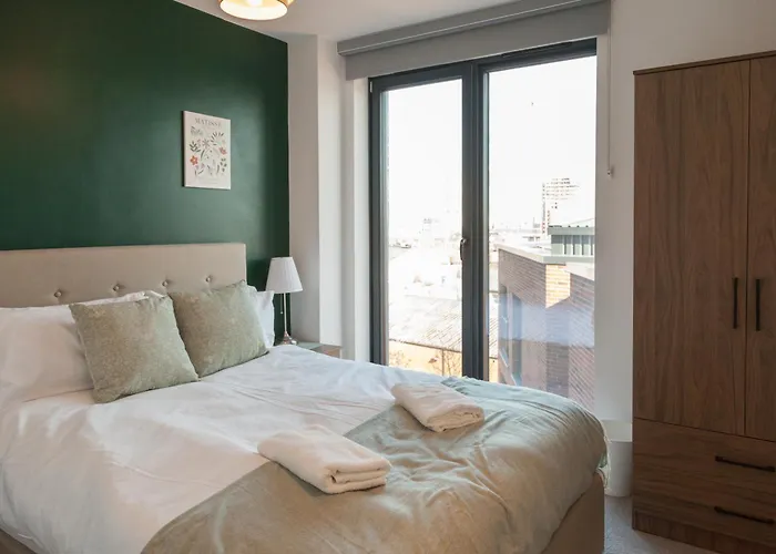 3 Bed Flats Near Station & Centre - Sleeps 6 Apartment *