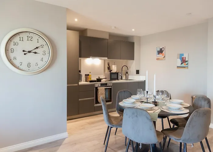 3 Bed Flats Near Station & Centre - Sleeps 6