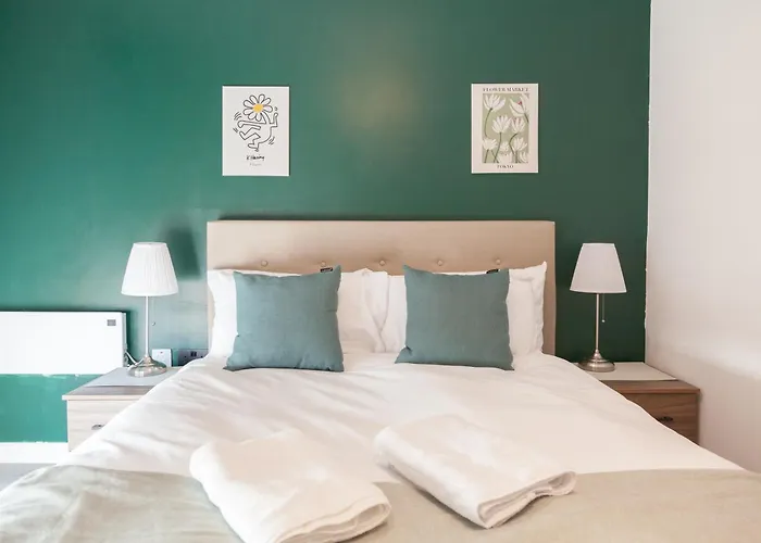 3 Bed Flats Near Station & Centre - Sleeps 6