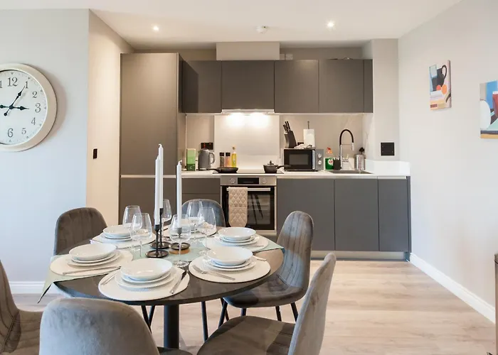 3 Bed Flats Near Station & Centre - Sleeps 6