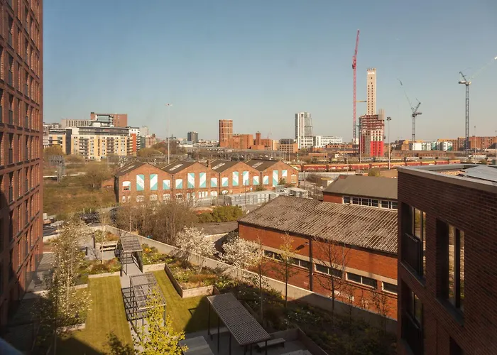 3 Bed Flats Near Station & Centre - Sleeps 6 Apartment