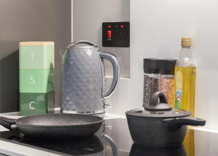 3 Bed Flats Near Station & Centre - Sleeps 6