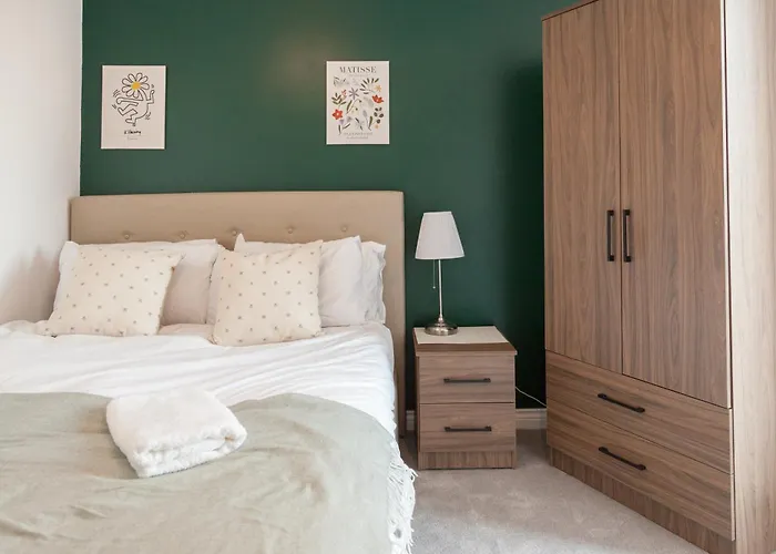 Lägenhet 3 Bed Flats Near Station & Centre - Sleeps 6 *