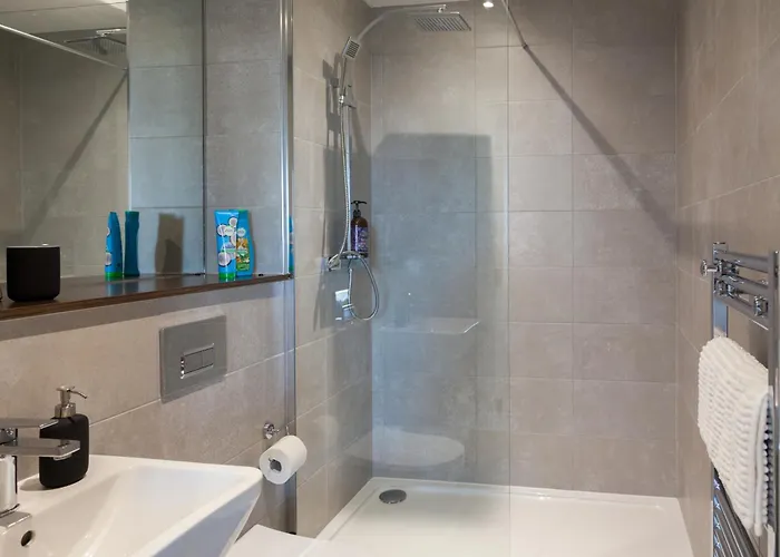 3 Bed Flats Near Station & Centre - Sleeps 6 *