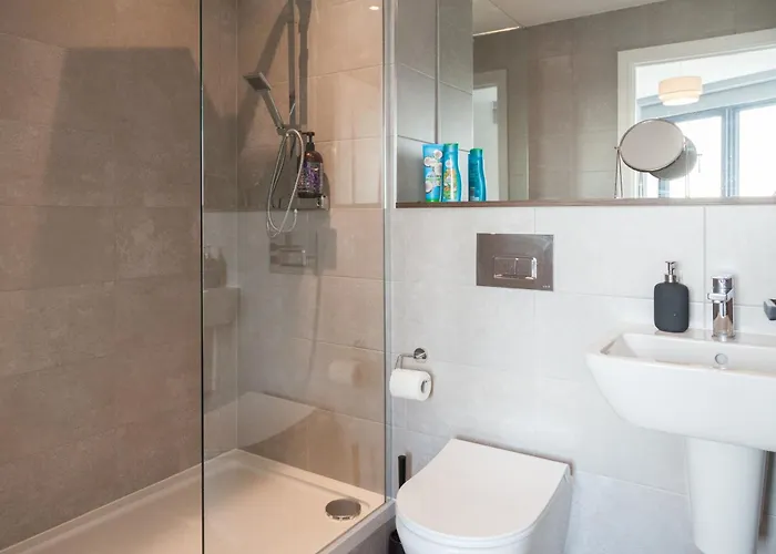 3 Bed Flats Near Station & Centre - Sleeps 6 Leeds (West Yorkshire)