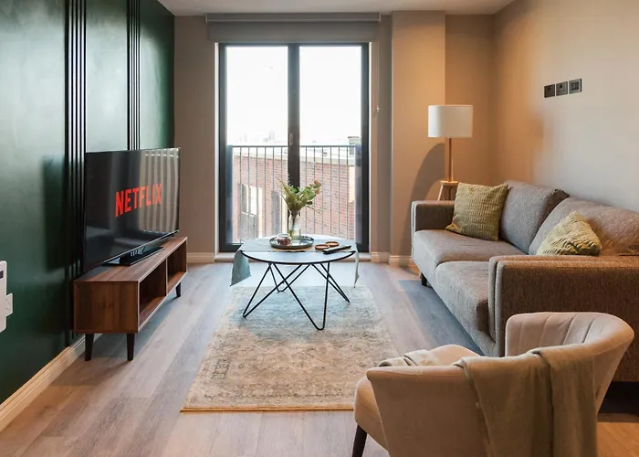 3 Bed Flats Near Station & Centre - Sleeps 6