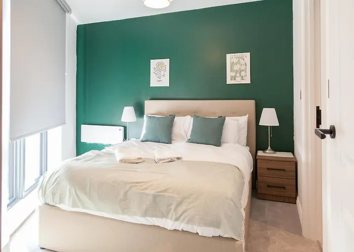 3 Bed Flats Near Station & Centre - Sleeps 6 Apartment