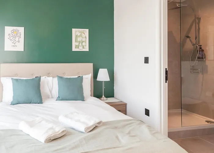 Lägenhet 3 Bed Flats Near Station & Centre - Sleeps 6 *