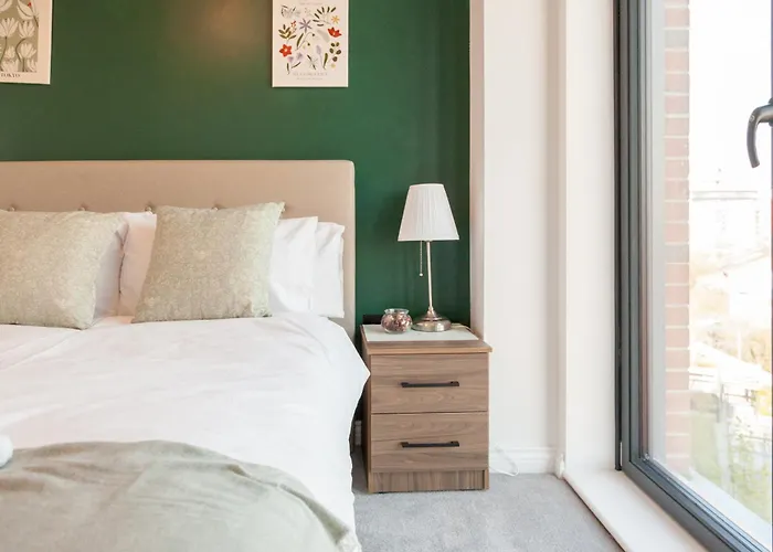 Apartment 3 Bed Flats Near Station & Centre - Sleeps 6 *