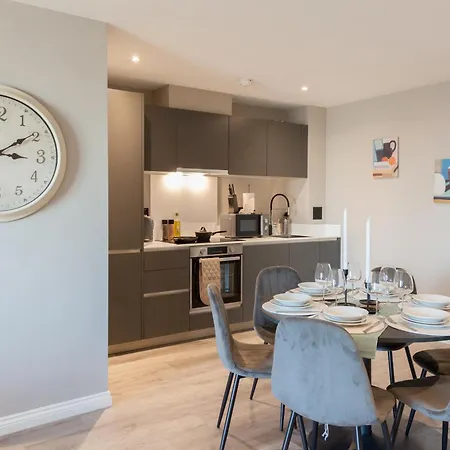 3 Bed Flats Near Station & Centre - Sleeps 6