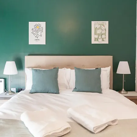 3 Bed Flats Near Station & Centre - Sleeps 6