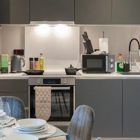 3 Bed Flats Near Station & Centre - Sleeps 6 *