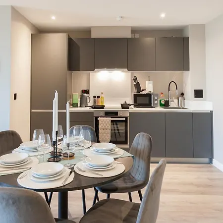 3 Bed Flats Near Station & Centre - Sleeps 6