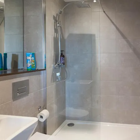 3 Bed Flats Near Station & Centre - Sleeps 6 *