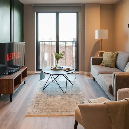 3 Bed Flats Near Station & Centre - Sleeps 6