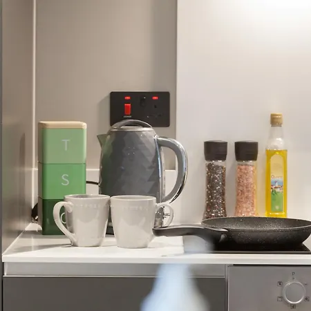 3 Bed Flats Near Station & Centre - Sleeps 6 *